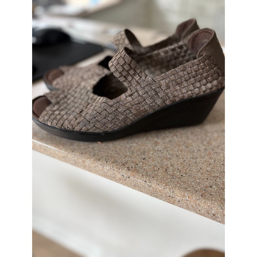 Baretraps Women's 8 M Bronze Color Peep Toe Wedge Sandals - Picture 5 of 8